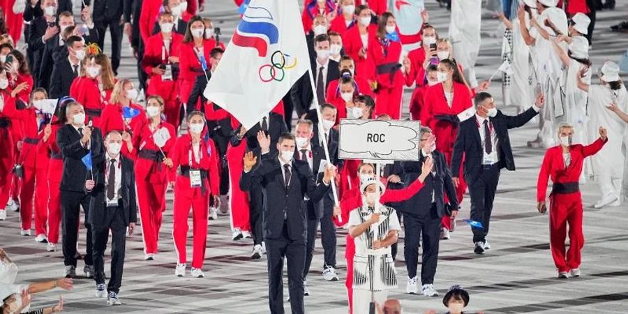 Die Mannschaft des Russischen Olympischen Komitees (ROC) kommt in Tokio ins Stadion. Auch in Peking dürfen russische Sportler nur als Athleten des ROC antreten. Foto: Michael Kappeler/dpa
