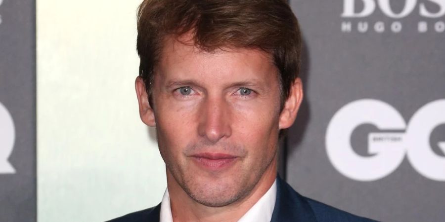 James Blunt kontert dem Joe-Rogan-Skandal mit Humor.