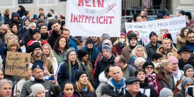 Gegen die Impfpflicht wegen des Coronavirus gab es viele Demonstrationen. Coronavirus Impfpflicht Österreich
