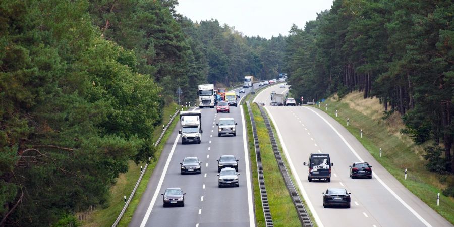 Sie pendeln mit dem Geschäftsauto zwischen Wohnung und Arbeitsstelle? Dann müssen Sie diese Fahrten versteuern.