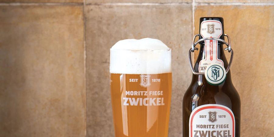 Eine Flasche Zwickelbier der Brauerei Moritz Fiege. Das «Z» auf dem Flaschenetikett soll verschwinden.