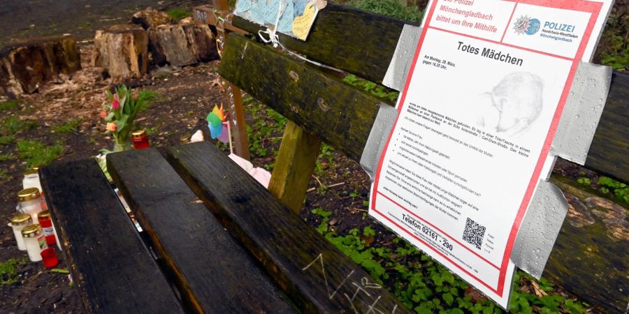 Kerzen und Stofftiere stehen an der Fundstelle eines getöteten neugeborenen Babys am Rand eines Parks in Mönchengladbach.