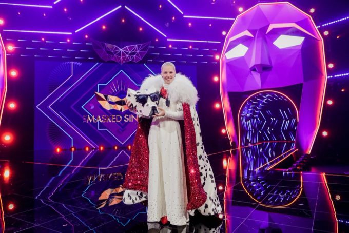 Sowas sollte verboten sein: Sängerin Stefanie Heinzmann, bei sicher über 25 Grad, muss bei «The Masked Singer» ein Dalmatiner-Fell tragen. Stefanie Heinzmann Masked Singer