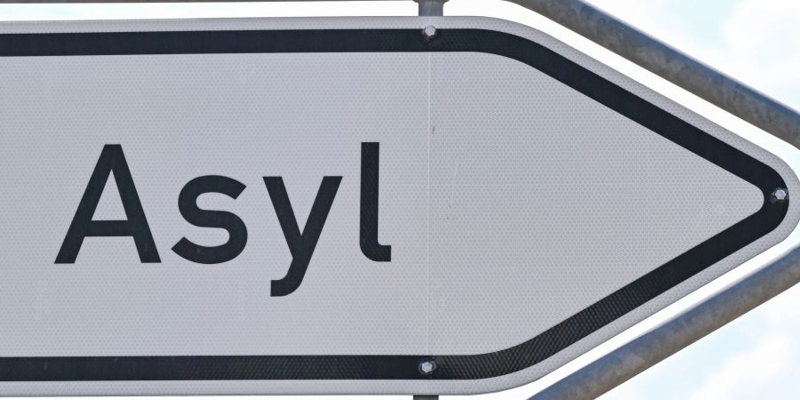 Das Wort «Asyl» steht auf einem Wegweiser zur Erstaufnahme-Einrichtungen (EAE) des Landes Brandenburg in Eisenhüttenstadt.