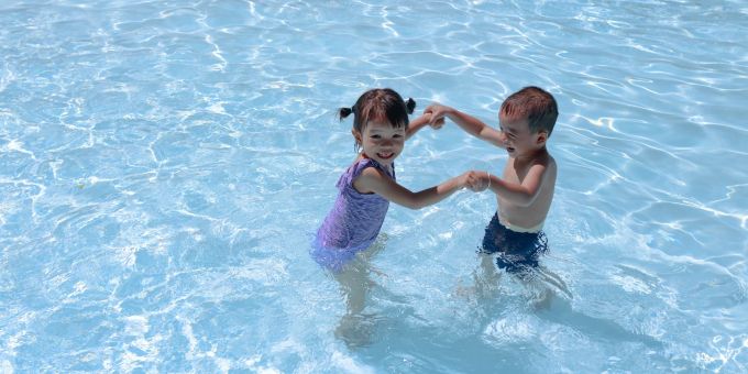 Vor allem für Kinder ist das Planschen im Sommer draussen in der Badi ein grosser Spass. (Symbolbild) Kinder Badi Spass Sommer
