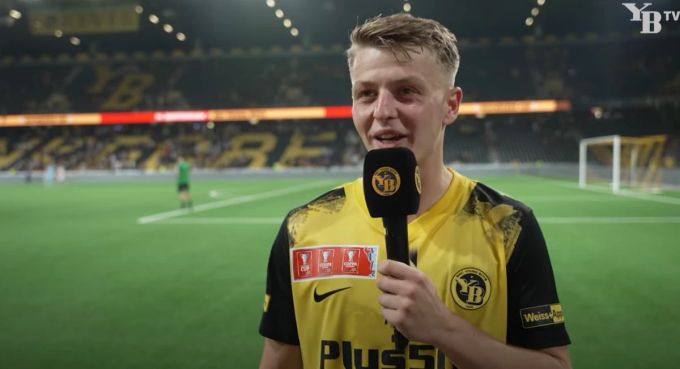 Verteidiger Lewin Blum gibt nach dem Spiel Auskunft im YB-TV. YB