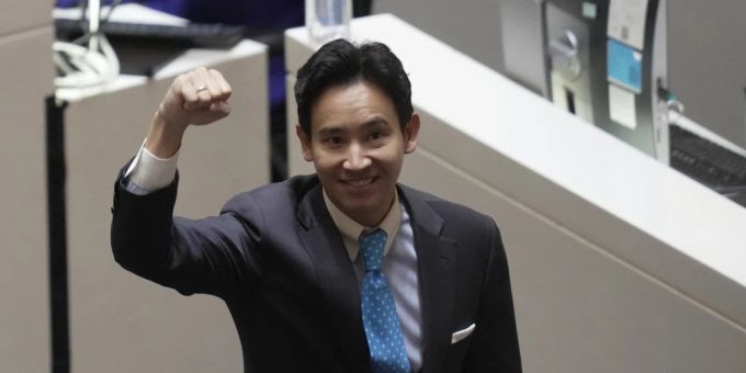 Pita Limjaroenrat im Parlament. Pita Limjaroenrat Premierminister Thailand
