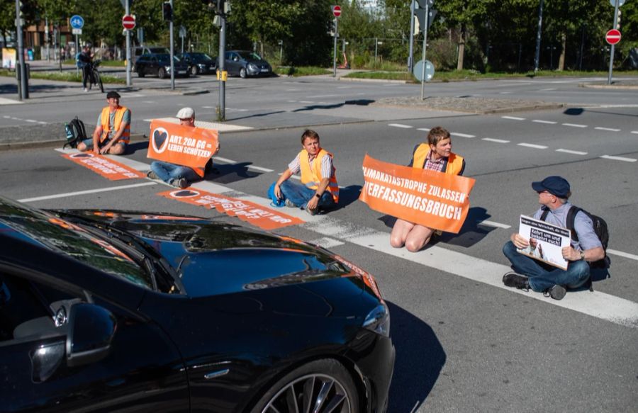 Mit dabei auch die «Letzte Generation». Am Montag protestierte sie an der Einsteinstrasse.