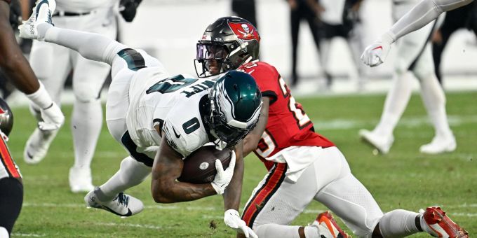 Christian Izien (r) von den Tampa Bay Buccaneers gegen D'Andre Swift von den Philadelphia Eagles. NFL