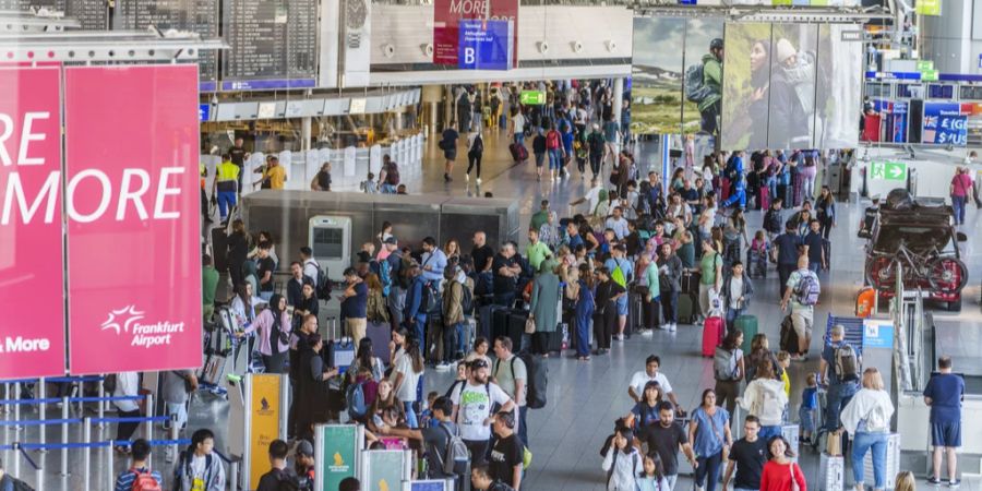 Flughafen Frankfurt voller Passagiere