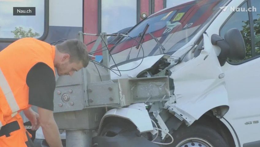 Affoltern Am Albis Zh S Bahn Kracht Auf Bahnübergang In Lieferwagen 0524