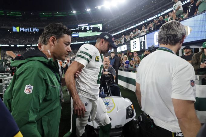 Aaron Rodgers läuft nach nur drei Minuten vom Feld – später folgt die Hiobsnachricht. NFL