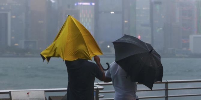 Menschen mit Regenschirmen