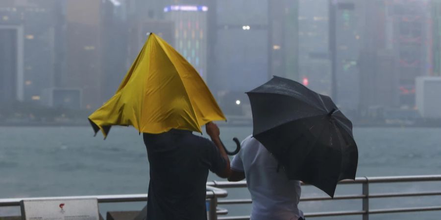 Menschen mit Regenschirmen