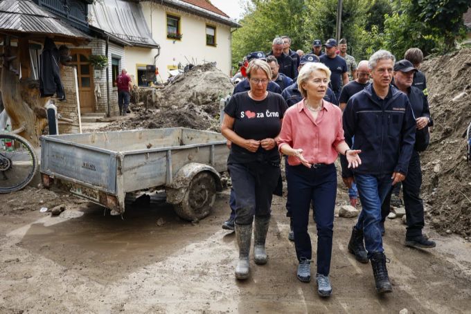 Auch EU-Kommissionpräsidentin von der Leyen (m.) hatte sich vor Ort ein Bild gemacht. (Archivbild) von der Leyen Slowenien