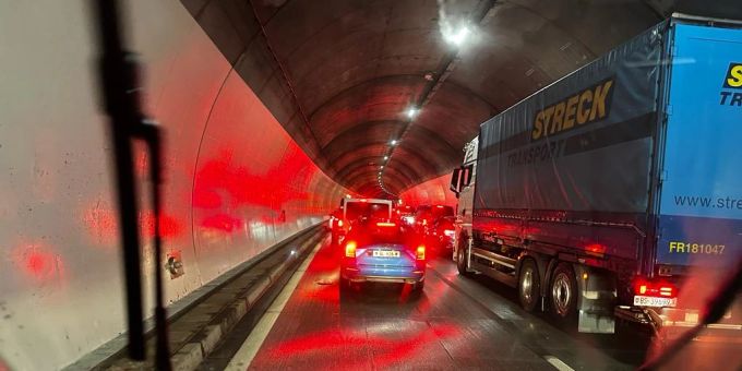Ein Nau.ch-Leser steht insgesamt eine Stunde im Quarta-Annaberg-Tunnel. Stau in Tunnel