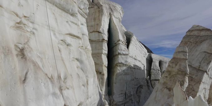Am Sonntag, 17. September 2023, fand die Kantonspolizei Bern die vermisste Bergsteigerin tot im Eismeer. Eismeer bei Grindelwald.