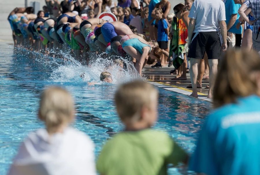 Schwimmkurse sind in der Schweiz nach wie vor gut besucht.