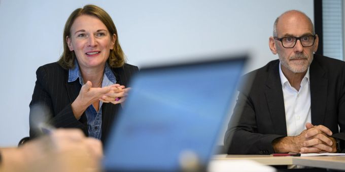Andreas Schaffner, rechts, Co-Direktor von Tamedia und Christine Gabella, links, Delegierte für die Westschweiz von Tamedia anlässlich einer Medienkonferenz zur Neuorganisation der Mediengruppe Tamedia Westschweiz, TX Group, am Mittwoch, 20. September 2023 in Lausanne.