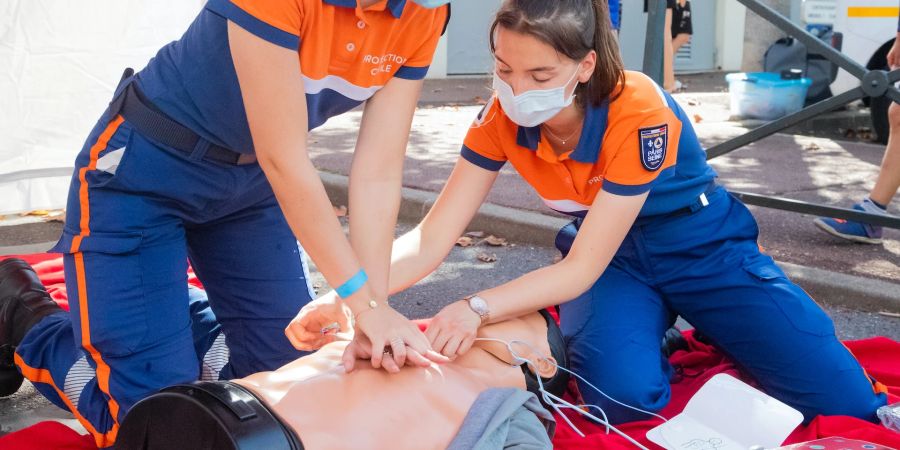 herzinfarkt frauen herzdruckmassage