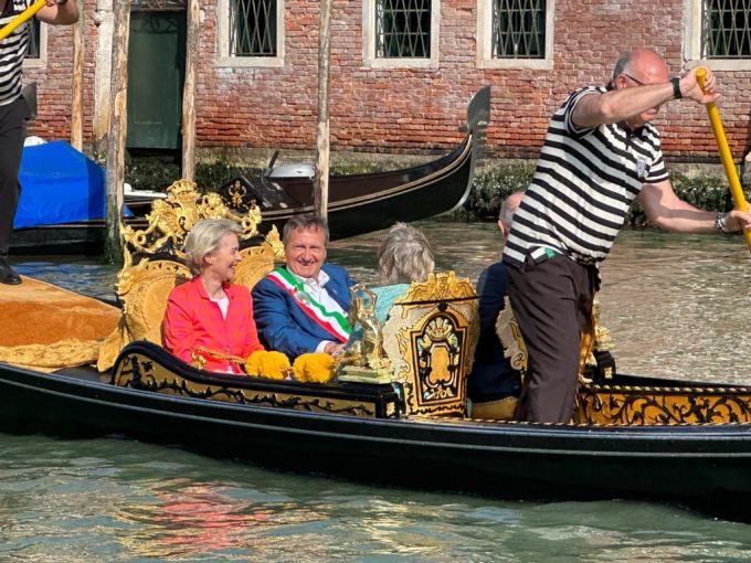 20230914_Venedigs Bürgermeister Luigi Brugnaro bei einer Gondelfahrt mit EU-Kommissionspräsidentin von der Leyen im Mai 2023. (Archivbild) Venedig Gondel Luigi Brugnaro