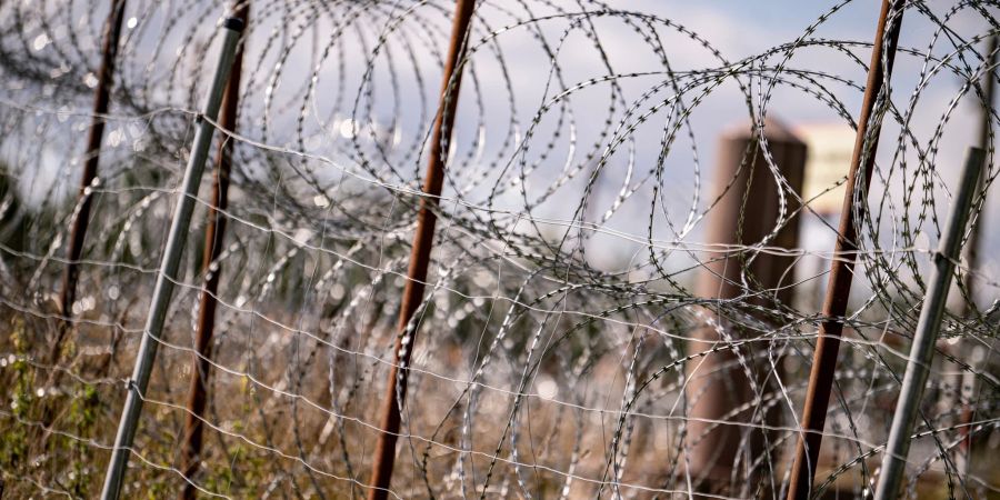 Ein Stacheldrahtzaun schützt das Grenzdreieck von Polen zu Russland und Litauen.