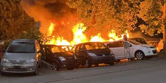18 Fahrzeuge zerstört - Mehrere Fahrzeuge brennen in Grellingen BL