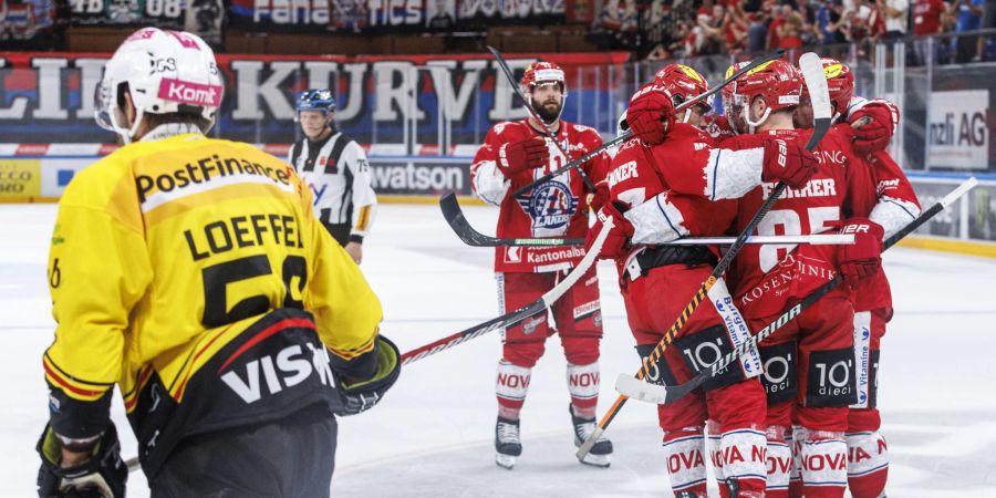 Die Rapperswil-Jona Lakers jubeln über den Sieg gegen den SCB.