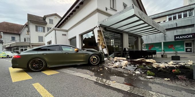 Wohlen AG: Eingenickt und in Gebäude geknallt. Wohlen AG