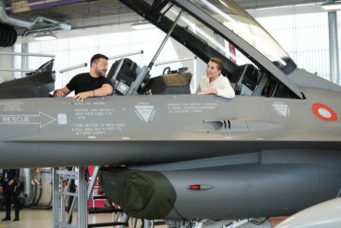 Der ukrainische Präsident Selensky (l.) und die dänische Premierministerin Frederiksen in einem F-16-Kampfjet. (Archivbild) Kampfjet Dänemark Selensky Frederiksen