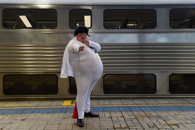 Hey, Du, Du siehst aus wie Elvis als er, also, nicht falsch verstehen... Elvis-Imitator Sean Wright posiert für ein Bild, bevor er den Elvis Express besteigt in der Central Station von Sydney (AUS). Elvis Imitator