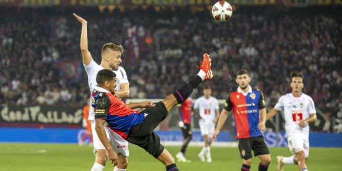 Basels Mohamed Draeger, vorne, gegen Luzerns Martin Frydek, hinten. FC Basel FC Luzern