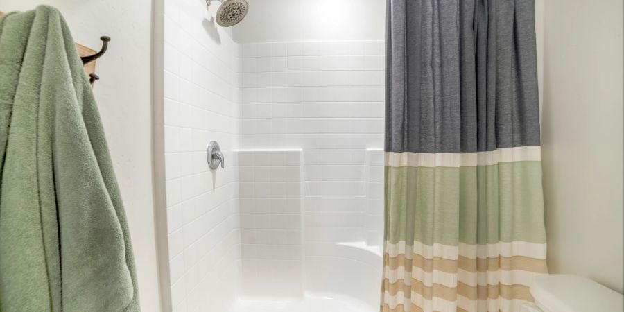 Ausschnitt Badezimmer mit Duschvorhang