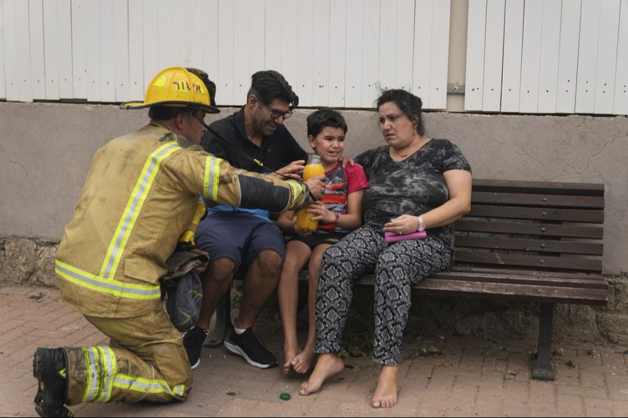 Eine Familie in der stark unter Beschuss gefallenen Stadt Aschkelon, im Süden Israels, 9. Oktober 2023.