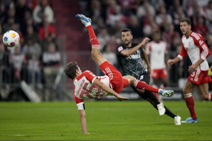 Feierte seinen 322. Sieg mit den Bayern: Kapitän Thomas Müller. Thomas Müller Bayern München