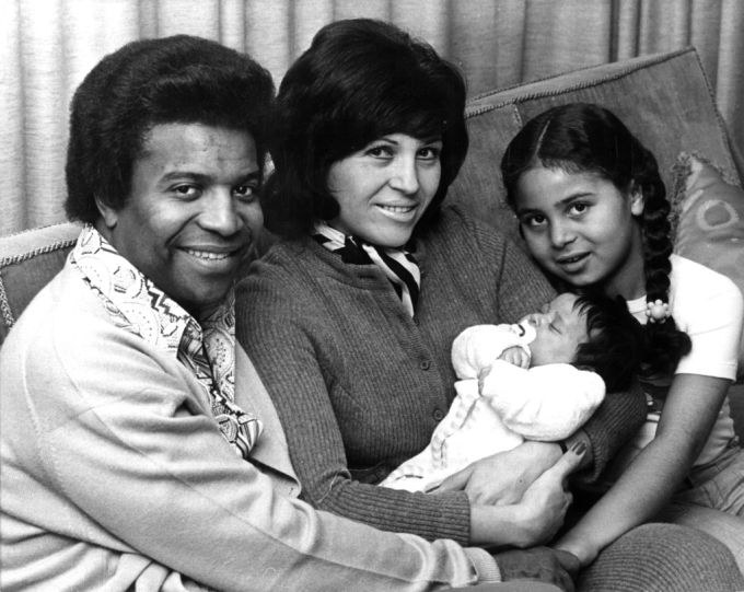 Eine alte Aufnahme zeigt Schlagerstar Roberto Blanco mit seiner ersten Ehefrau Mireille, sechsjährige Tochter Mercedes und Familienzuwachs Patricia. (Archivbild) sex roberto blanco