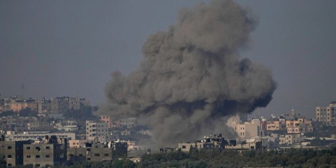 Nach einem israelischen Luftangriff im Gazastreifen steigt starker Rauch auf. Nach einem israelischen Luftangriff im Gazastreifen steigt starker Rauch auf.
