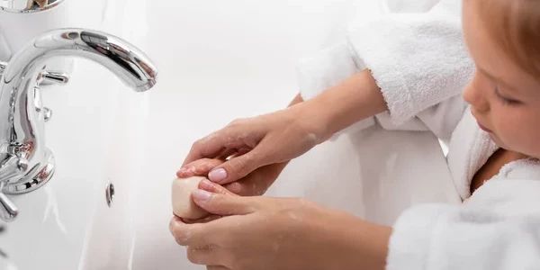 Die Dauer des gründlichen Händewaschens sollte 20 Sekunden betragen.