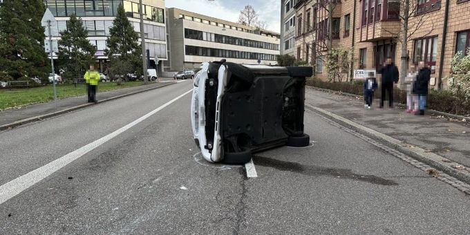 Basel - Lenker knallt in Verkehrsteiler und kommt seitlich zum Stehen