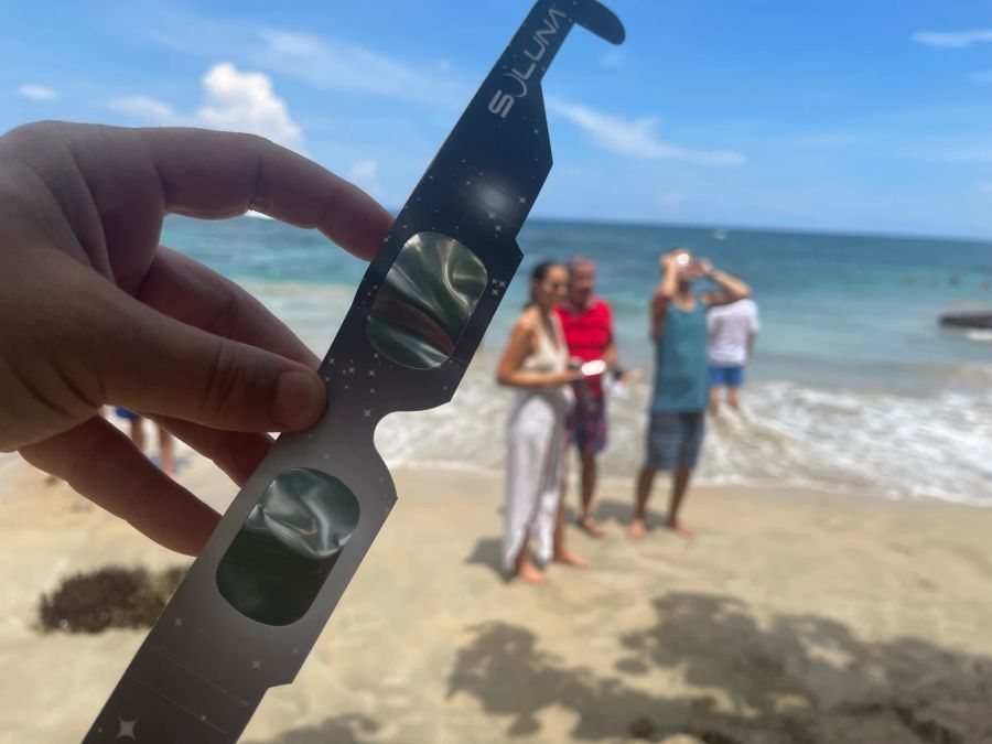 In Costa Rica strömen die Menschen für das Himmelsspektakel an den Strand, Hotels verteilen Brillen.