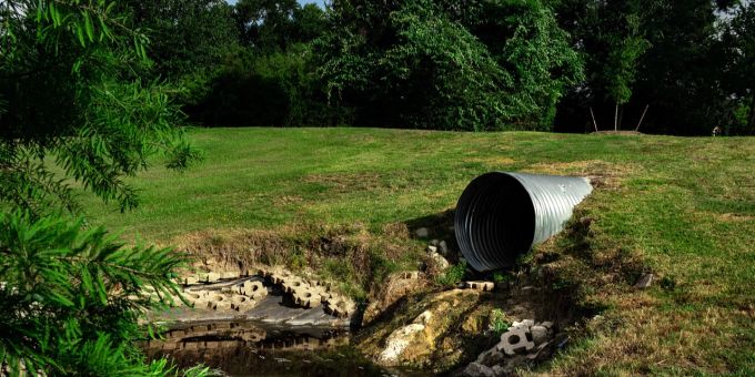 Eine landwirtschaftliche Drainage sorgt dafür, dass überschüssige Feuchtigkeit aus Nutzflächen ausgeleitet wird. Drainage Landwirtschaft Feuchtigkeit Nutzfläche