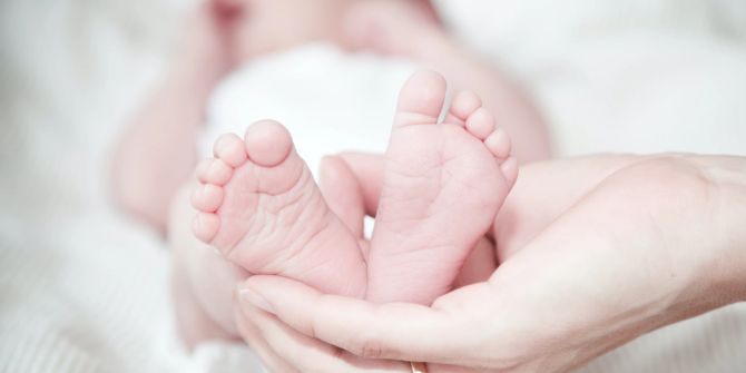 Wenn das Baby mit den Füßen voran geboren wird, spricht man von einer Steisslage.