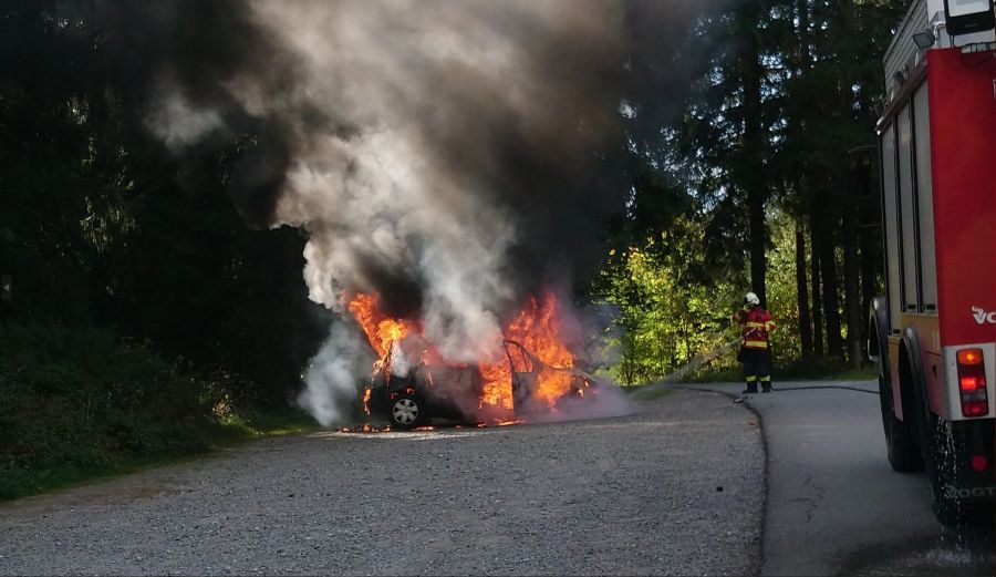 Feuerwehr löscht Auto