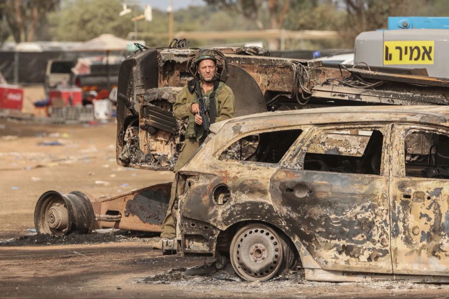 Ein israelischer Soldat steht auf dem Gelände des elektronischen Musikfestivals Supernova nach dem tödlichen Angriff islamistischer Hamas-Kämpfer vom 07.10.2023, wo 260 Menschen starben.