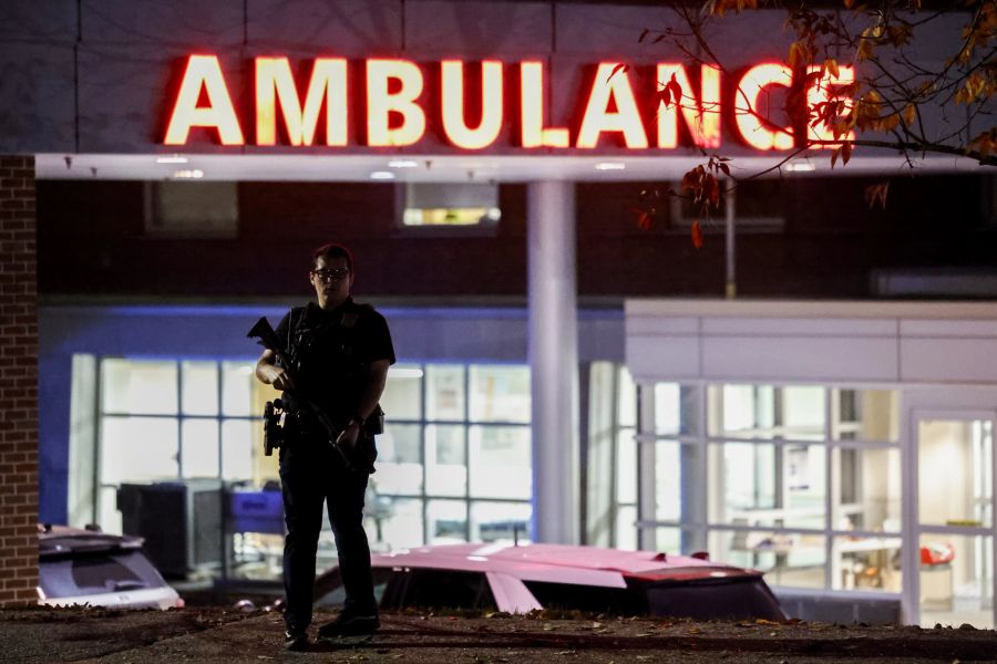 Ein Polizist bewacht das lokale Krankenhaus, welches wegen der Tragödie stark überfüllt ist.