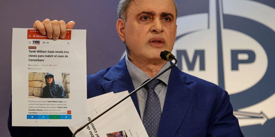 Der venezolanische Generalstaatsanwalt Tarek William Saab zeigt auf einer Pressekonferenz in Caracas einen Zeitungsartikel mit einem Bild des Rappers Canserbero.