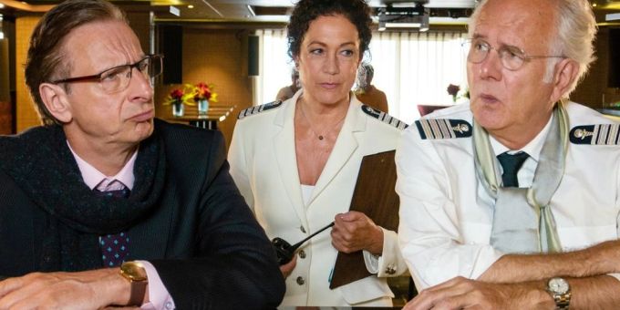 «Das Traumschiff: Utah»: Neben Kreuzfahrtdirektor Oskar Schifferle (Harald Schmidt, r.) ist mit Jens Kessler (Ingolf Lück) ein weiterer Hypochonder an Bord - nicht nur für Hoteldirektorin Hanna Liebhold (Barbara Wussow) keine einfache Aufgabe. das traumschiff