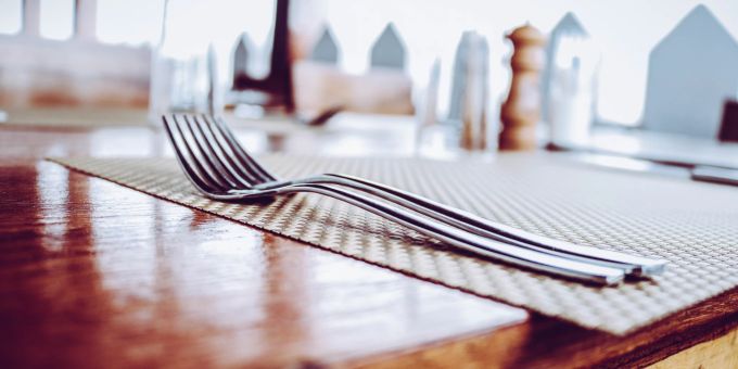 Ein Betrüger täuscht 20 Mal einen Herzinfarkt vor, um nicht zahlen zu müssen. (Symbolbild) Restaurant