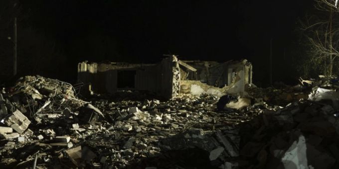 Reste eines zerstörtes Gebäudes stehen nach einem russischen Raketenangriff in dem Dorf Hroza. Foto: Alex Babenko/AP