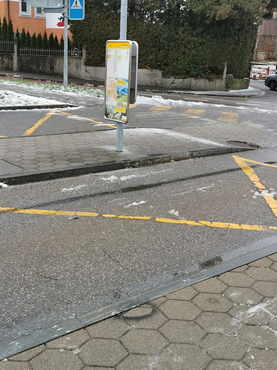 Die Postauto-Haltestelle am Bahnhof in Schwarzenburg.